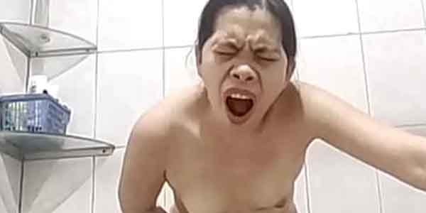 ล้วงหีในห้องน้ำ